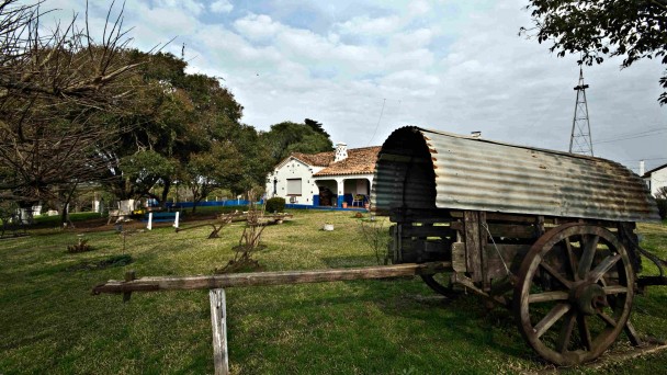 Fachada da fazenda hotel S&atilde;o Jos&eacute;, com uma carro&ccedil;a em destaque em primeiro plano