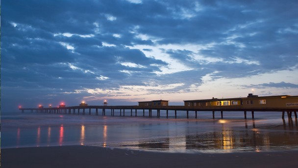 Plataforma de pesca de Tramanda&iacute;, Rio Grande do Sul, ao entardecer, sob c&eacute;u nublado.