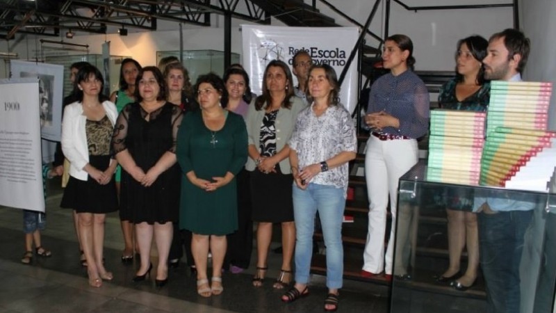 alunos-autografam-livro-realizado-pela-rede-escola-de-governo,-casa-civil-e-unilasalle.jpg